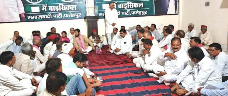 सपा की मासिक बैठक में स्नातक चुनाव के मतदाता बनाने पर जोर