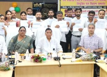 विधायक व डीएम ने 19 कनिष्ठ सहायकों को बांटे नियुक्ति पत्र  