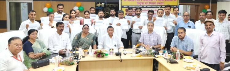 विधायक व डीएम ने 19 कनिष्ठ सहायकों को बांटे नियुक्ति पत्र  