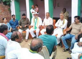 कांग्रेसी पहंुचे अजरौली गांव, परिजनों से ली घटना की जानकारी