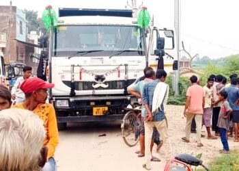 ओवरलोड ट्रक की टक्कर से नहर में गिरा स्कूली छात्र, बाल-बाल बची जान