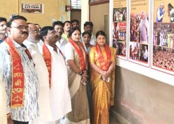 भाजपाइयों द्वारा लगाई गई प्रधानमंत्री नरेंद्र मोदी के जीवन पर आधारित प्रदर्शनी