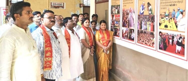 भाजपाइयों द्वारा लगाई गई प्रधानमंत्री नरेंद्र मोदी के जीवन पर आधारित प्रदर्शनी