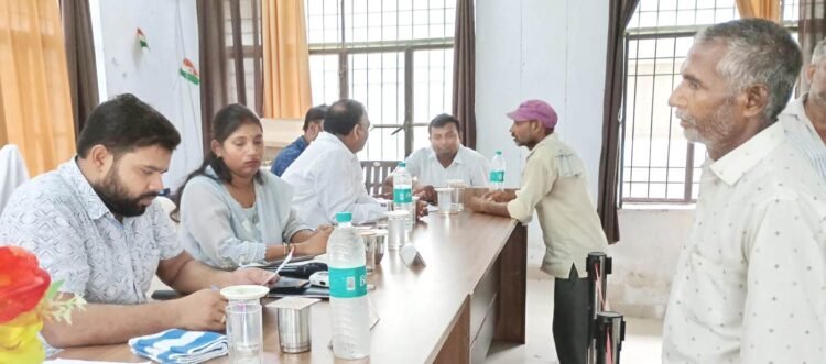 खागा एसडीएम ने फरियादियों की सुनी समस्याएं