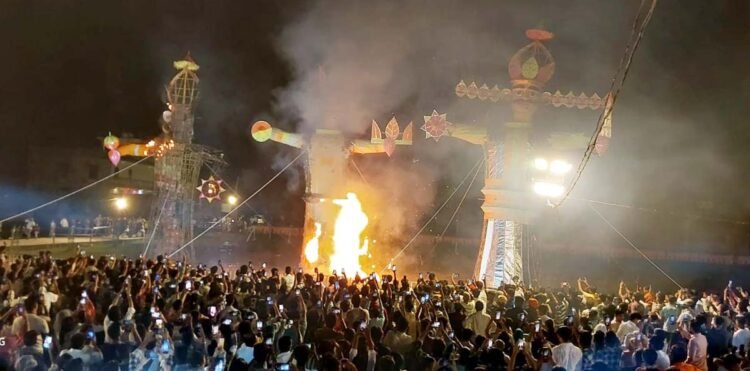 नगर में धूं-धंूकर जला अहंकारी रावण, मेले में उमड़े लोग