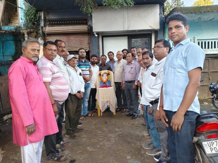 पत्रकार सुशील अवस्थी की पुण्यतिथि में पत्रकारों ने श्रद्धा सुमन अर्पीटकर व्यक्तित्व तथा कृतित्व पर चर्चा किया