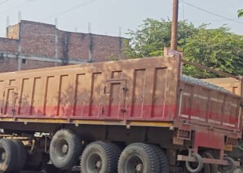 एसडीएम ने गिट्टी से लदी एक ओवरलोड ट्रेलर गाड़ी पकड़ी की गई कानूनी कार्रवाई मचा रहा हड़कंप