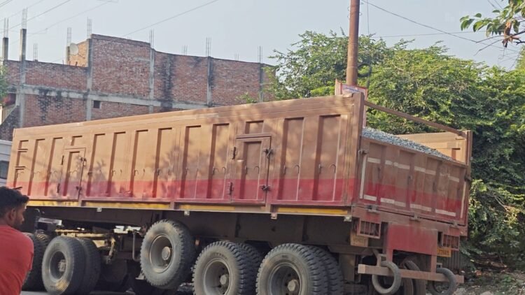 एसडीएम ने गिट्टी से लदी एक ओवरलोड ट्रेलर गाड़ी पकड़ी की गई कानूनी कार्रवाई मचा रहा हड़कंप