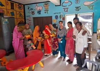 2 बच्चों को दी गई पोषण पोटली व दो गर्भवती माताओं की हुई गोद भराई अधिकारी कर्मचारी रहे मौजूद