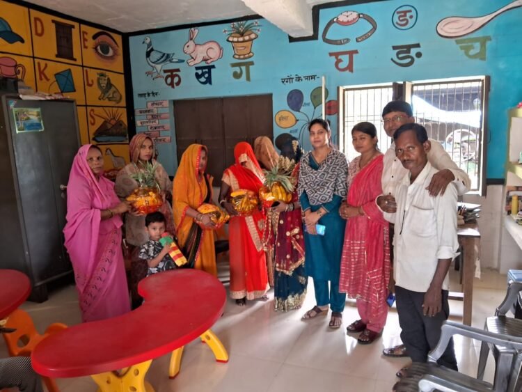 2 बच्चों को दी गई पोषण पोटली व दो गर्भवती माताओं की हुई गोद भराई अधिकारी कर्मचारी रहे मौजूद