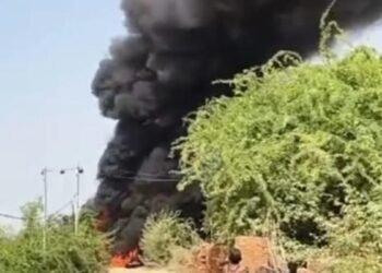 हाईटेंशन लाइन से टकराकर डंपर जला, खलासी झुलसा; धमाके से स्कूल की दीवार फांदकर भागे बच्चे