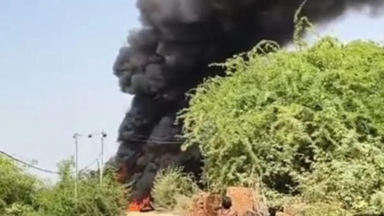 हाईटेंशन लाइन से टकराकर डंपर जला, खलासी झुलसा; धमाके से स्कूल की दीवार फांदकर भागे बच्चे