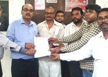 अपनी मांगों को लेकर जिला विद्यालय निरीक्षक को दिया ज्ञापन