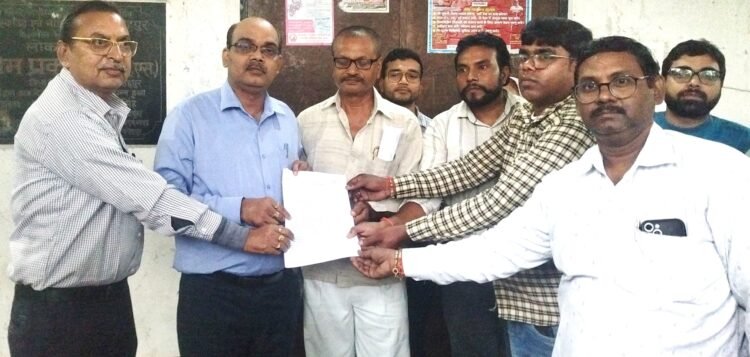 अपनी मांगों को लेकर जिला विद्यालय निरीक्षक को दिया ज्ञापन