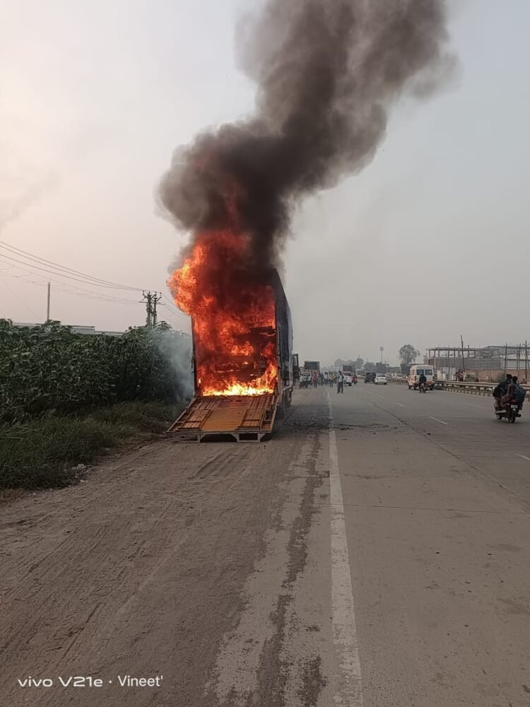 गाड़ी लेकर जा रहे कंन्टेनर में लगी आग,कई गाड़ियां जलकर राख