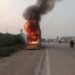 गाड़ी लेकर जा रहे कंन्टेनर में लगी आग,कई गाड़ियां जलकर राख