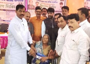 अयाह शाह विधायक ने दिव्यांगों को बांटे उपकरण