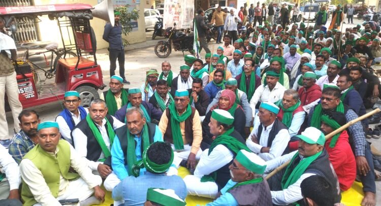 भाकियू टिकैत गुट ने अपनी मांगों को लेकर कलेक्ट्रेट मेें दिया धरना  