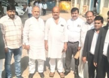 कांग्रेसियों ने दबंगों के खिलाफ कार्रवाई करने की डीएम से किया मांग  