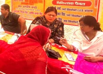 होम्योपैथिक शिविर में मरीजों का निःशुल्क किया गया उपचार
