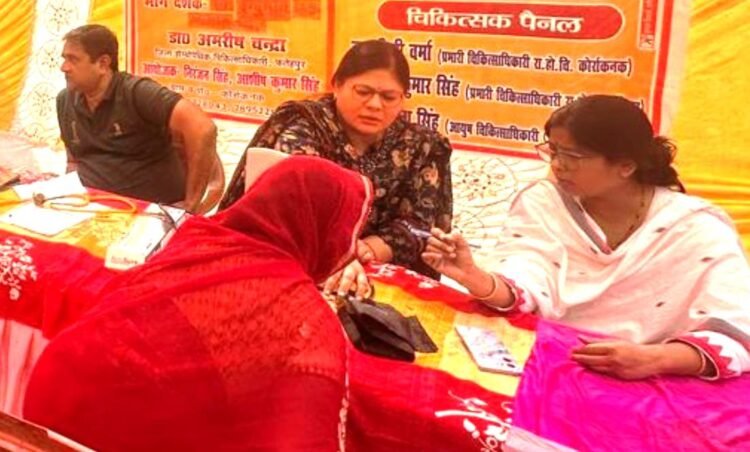 होम्योपैथिक शिविर में मरीजों का निःशुल्क किया गया उपचार