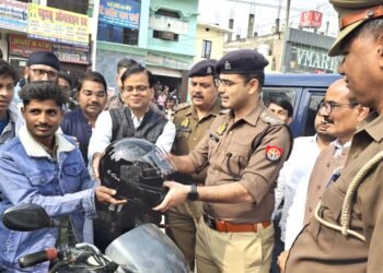 सड़क सुरक्षा के प्रति जागरूकता बढ़ाने हेतु आदर्श व्यापार मंडल ने वितरण किये हेलमेट  