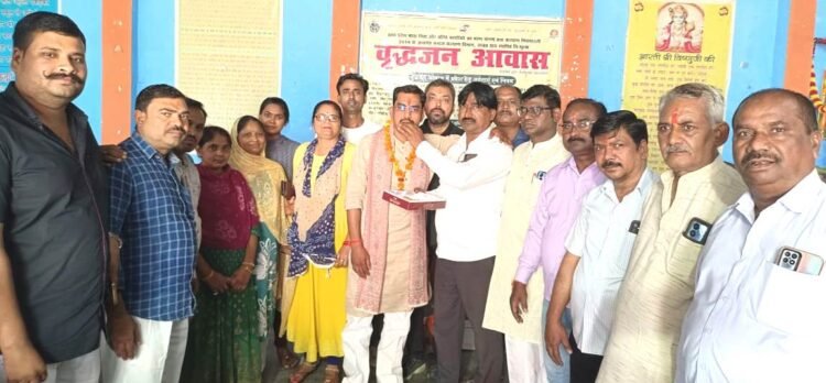 व्यापार मंडल के जिला उपाध्यक्ष ने वृद्धाश्रम में मनाया जन्मदिन