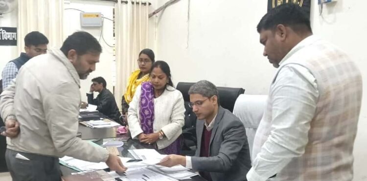 डीएम ने एसआईआर अभियान की ली जानकारी