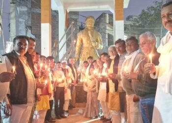 दिल्ली कार ब्लास्ट को लेकर कांग्रेस ने निकाला कैंडल मार्च