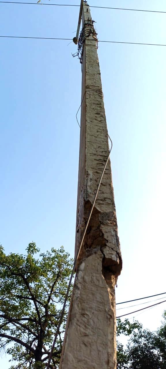 बंधवा में तीन खंभे टूटे, विभाग लापरवाह