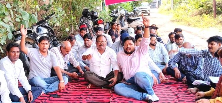 निजीकरण के विरोध में बिजली कर्मचारियों ने किया धरना प्रदर्शन 