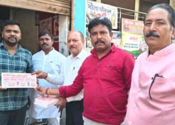 मवई व्यापार मण्डल के पदाधिकारियों को वितरित किए प्रमाण पत्र