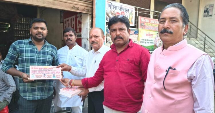 मवई व्यापार मण्डल के पदाधिकारियों को वितरित किए प्रमाण पत्र