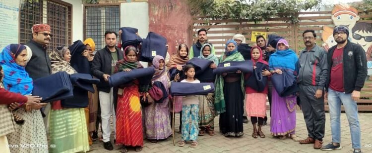 भोजन जन सेवा समिति ने निराश्रितों को बांटे कंबल