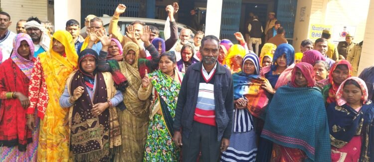 ससुराल से गायब हुई बेटी की तलाश में दर-दर भटक रहा पिता 