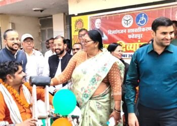 खागा विधायक ने कृष्णा पासवान ने विश्व दिव्यांग दिवस पर बांटे उपकरण 