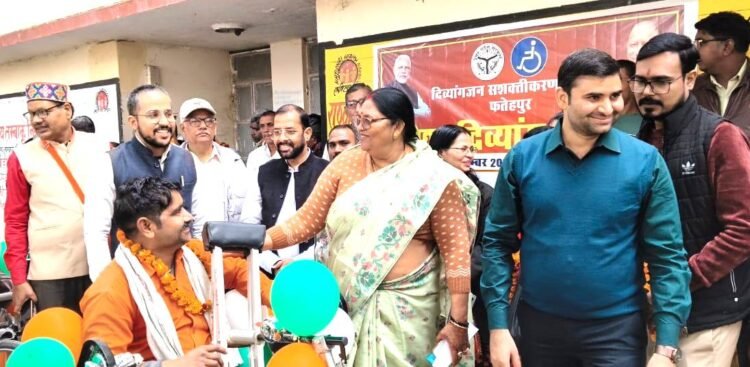 खागा विधायक ने कृष्णा पासवान ने विश्व दिव्यांग दिवस पर बांटे उपकरण