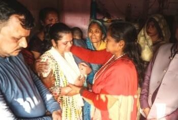 मृतक लेखपाल के परिजनों से मिली पूर्व सांसद साध्वी निरंजन ज्योति 