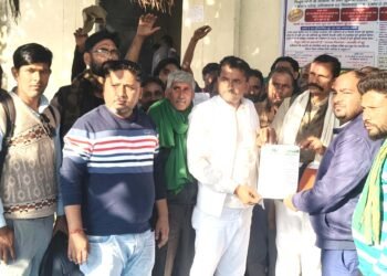 बिजली समस्याओं को लेकर बहुआ पावर हाउस में किसानों ने दिया धरना