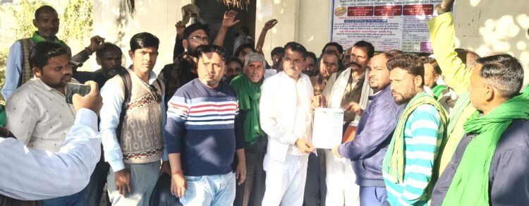 बिजली समस्याओं को लेकर बहुआ पावर हाउस में किसानों ने दिया धरना