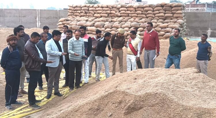 असोथर मंडी समिति का एडीएम व डिप्टी आरएमओ ने किया औचक निरीक्षण, केंद्र प्रभारियों पर लगी फटकार