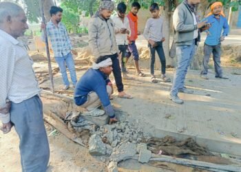 बन रही सड़क में जेई को मिली कई खामियां, काम रुकवाया