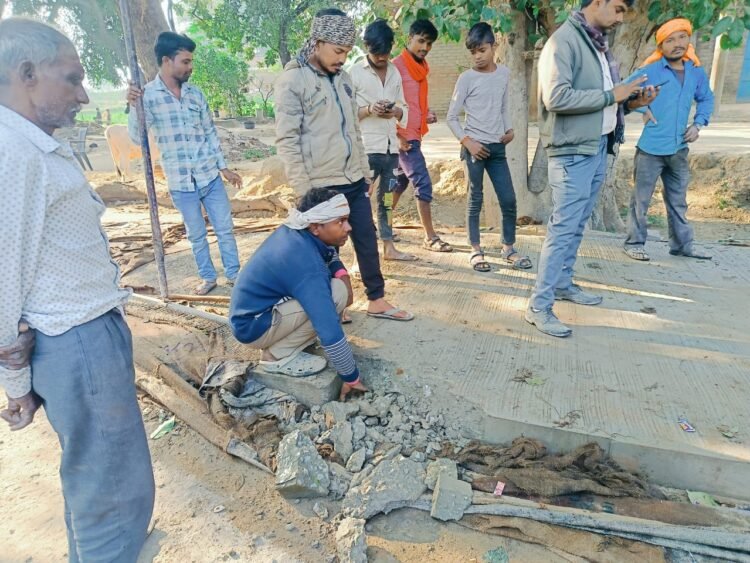 बन रही सड़क में जेई को मिली कई खामियां, काम रुकवाया