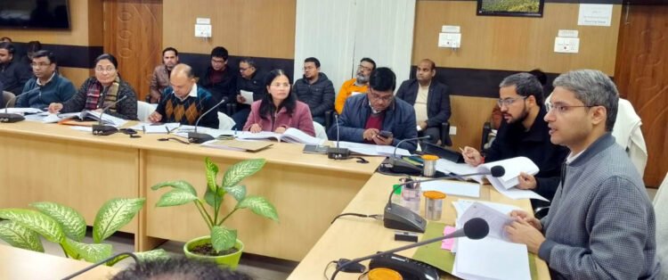 डीएम ने सीएम डैश बोर्ड के विकास कार्यों की ली समीक्षा बैठक