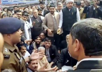 वरिष्ठ अधिवक्ता की निर्मम हत्या के विरोध में साथी वकीलों ने दिया धरना