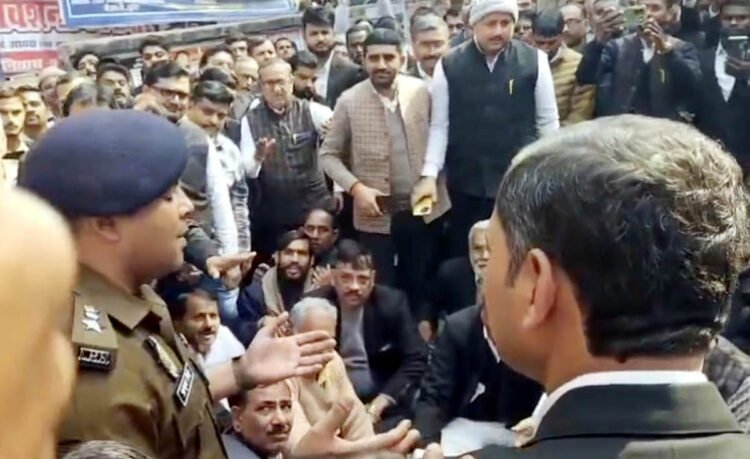 वरिष्ठ अधिवक्ता की निर्मम हत्या के विरोध में साथी वकीलों ने दिया धरना