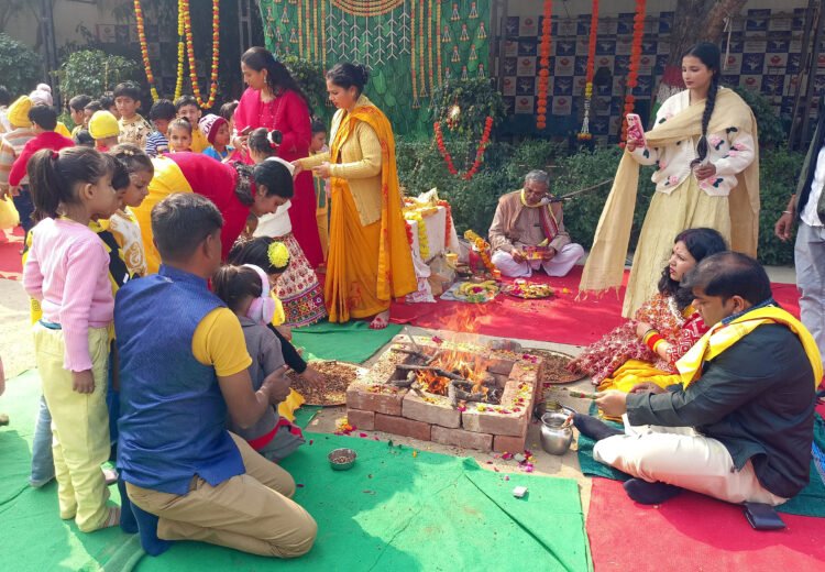 ओक पब्लिक स्कूल में बसंत पंचमी की रही धूम