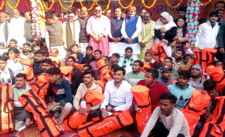 पूर्व विधायक ने दो सौ टीमों को वितरित की खेलकूद किट