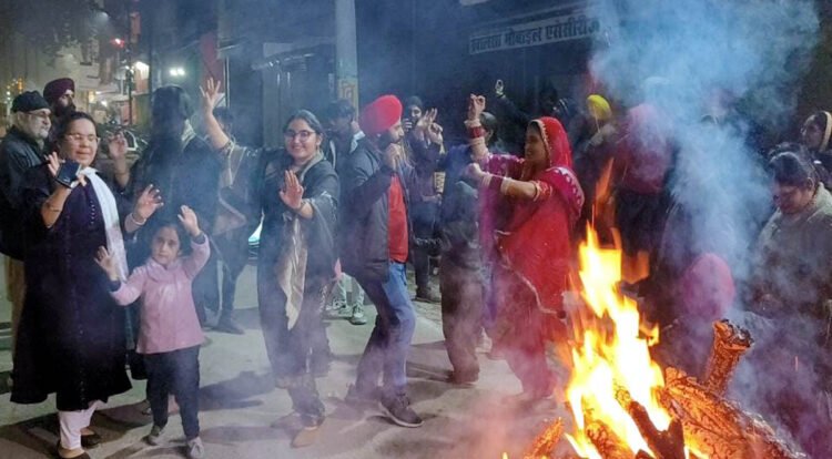 गुरूद्वारे श्री गुरू सिंह सभा में धूमधाम से मनाया लोहड़ी पर्व