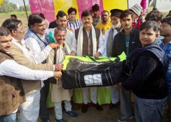 विधायक ने जरूरतमंदों को कंबल व खिलाड़ियों को दी किट